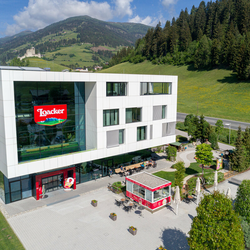 Sommerliche Aussenansicht der Firma Loacker aus der Vogelperspektive