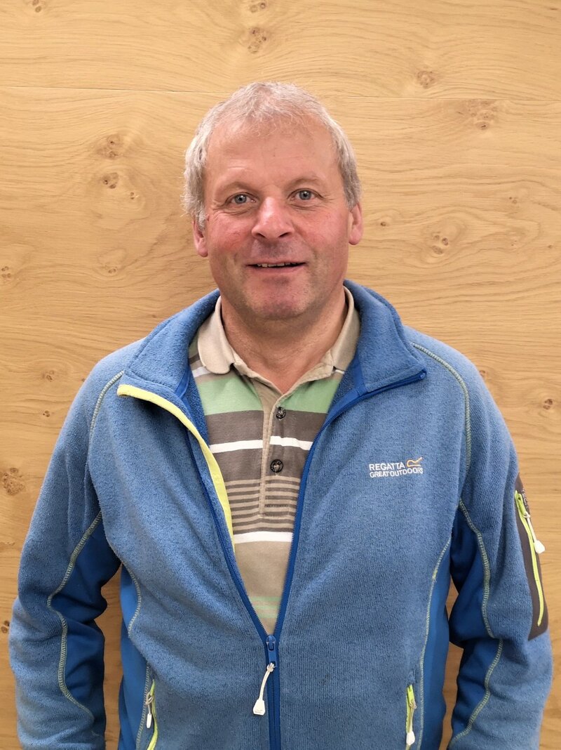 Viktor Kröll in blauer Jacke.
