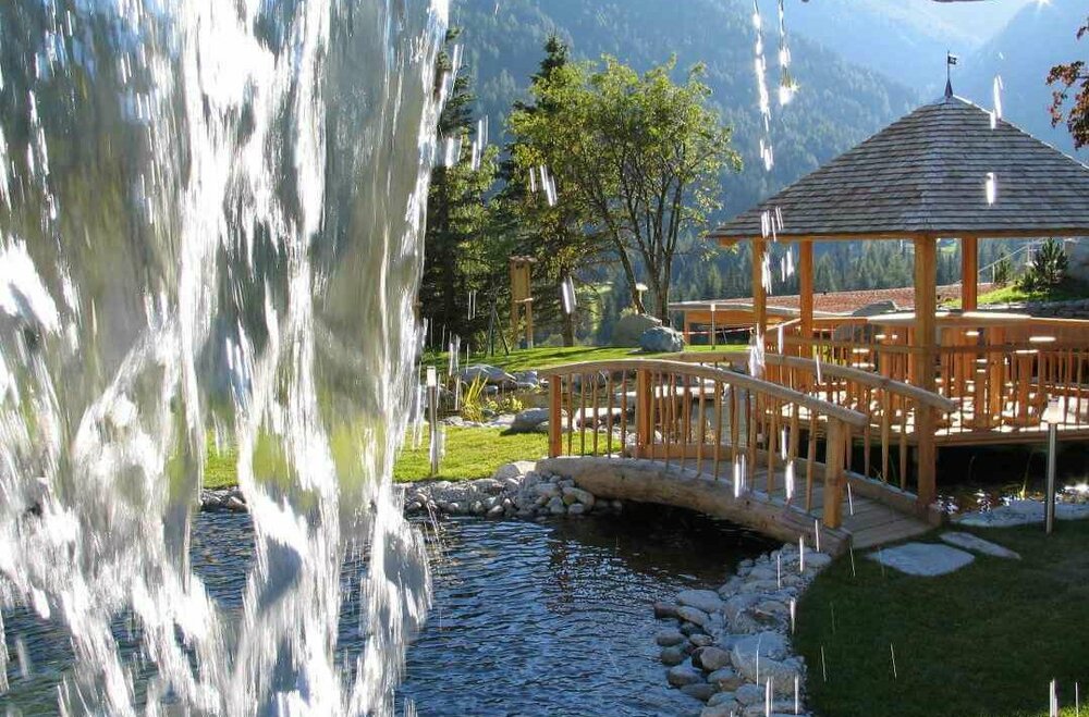 Der Pavillon und der Teich beim Haus des Wassers in St. Jakob i. D.. Das Bild wurde hinter dem kleinen Wasserfall gemacht, da man diesen am Bildrand wie einen Vorhang erkennen kann.