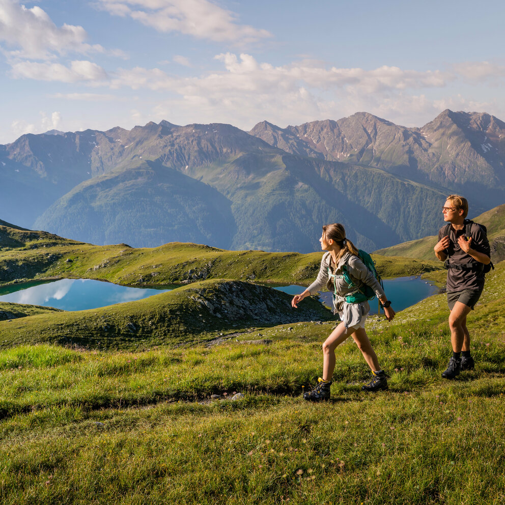 Etappe 7 - Gritzer Seen in St. Veit i. Def. Ein Pärchen wandert auf der Hoch und Heilig Etappe 7 bei den Gritzer Seen in St. Veit im Defereggen.