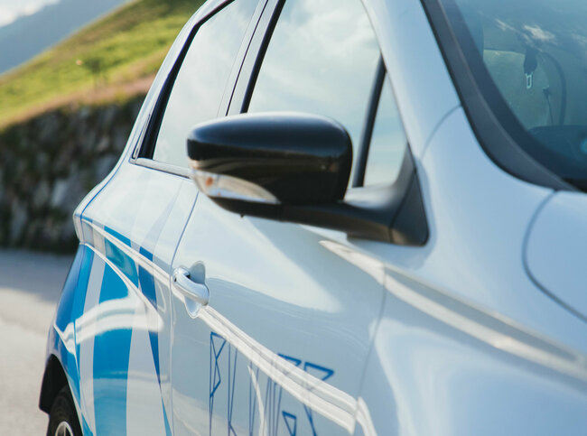 Seitenansicht des Flugs Autos