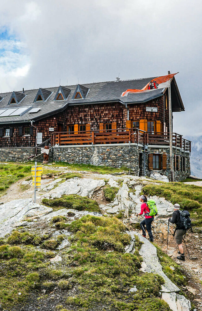 Badener Hütte am Adlerweg Osttirol Etappe 4 Zwei Personen kurz vor der Badener Hütte am Adlerweg in Osttirol, Etappe 4.
