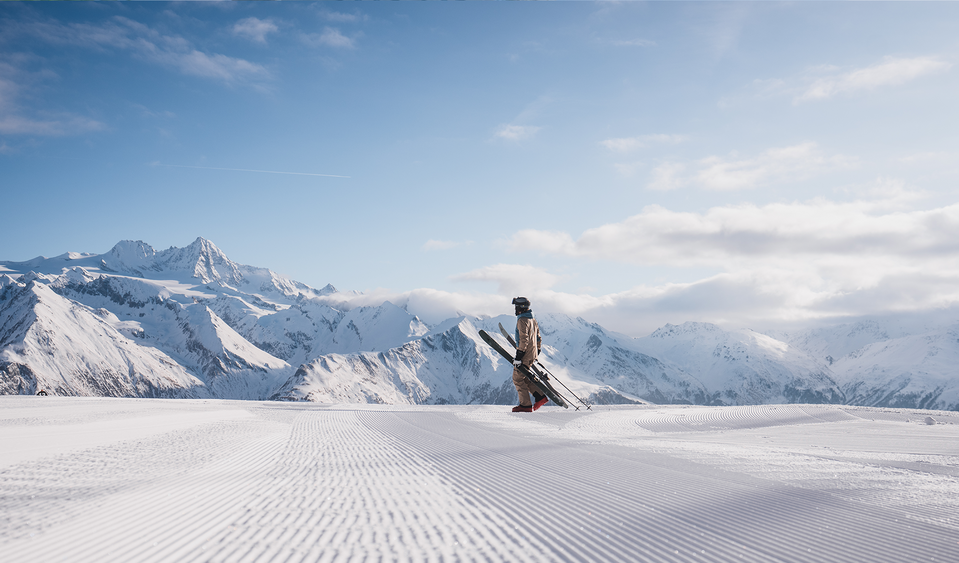 Ein Skifahrer unterwegs im Großglockner-Resort Kals-Matrei auf weiten und noch unberührten Pisten.