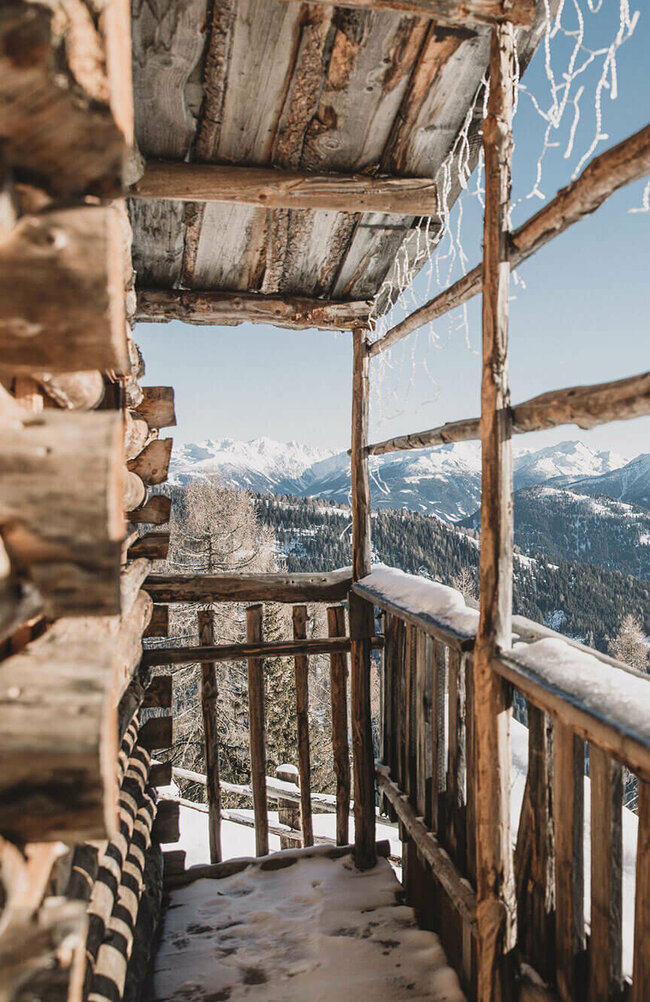 Aussicht von der hölzernen Naturfreundehütte Zettersfeld bei herrlichem Winterwetter.