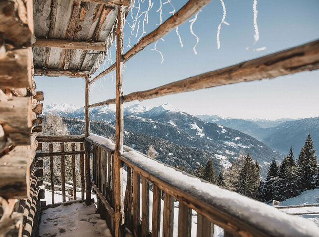 Aussicht von der hölzernen Naturfreundehütte Zettersfeld bei herrlichem Winterwetter.