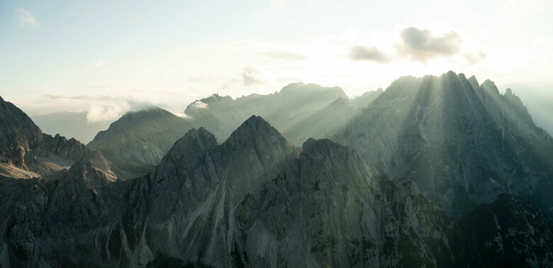 Die Laserzwand, ein Berg in den Lienzer Dolomiten wird von Sonnenstrahlen angeleuchtet.
