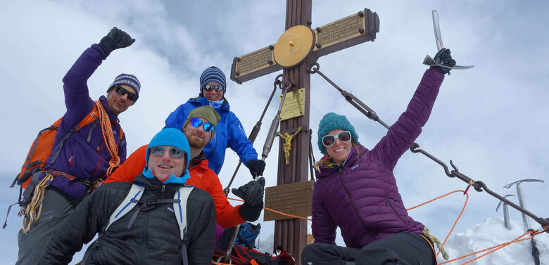 Steve House mit einer Gruppe vor dem Gipfelkreuz am Glocknergipfel