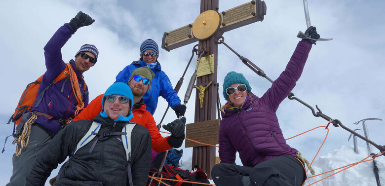 Steve House mit einer Gruppe vor dem Gipfelkreuz am Glocknergipfel