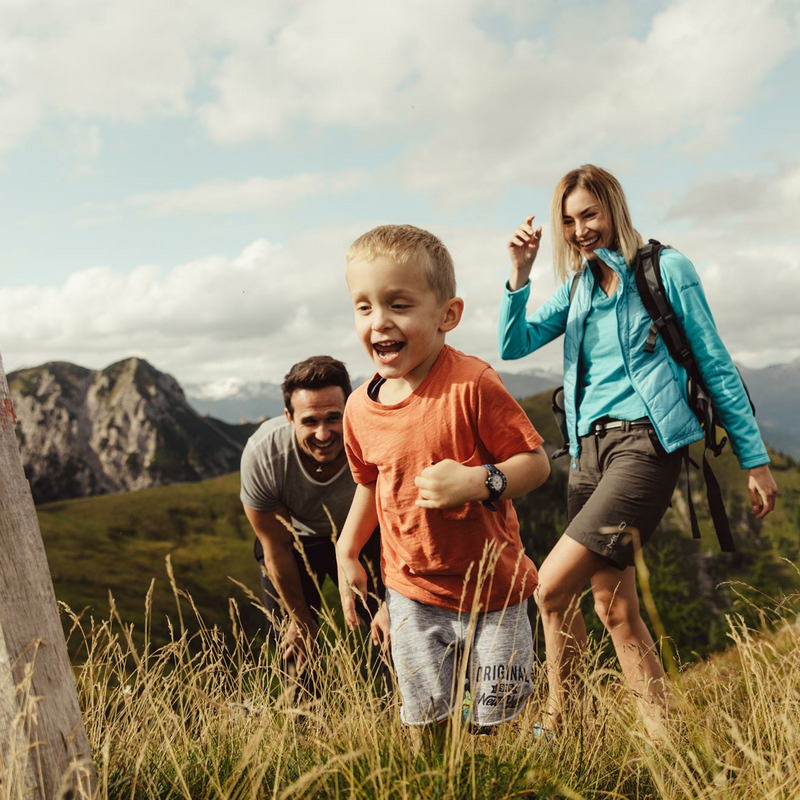 Familie unterwegs auf der Kindermeile Obertilliach.