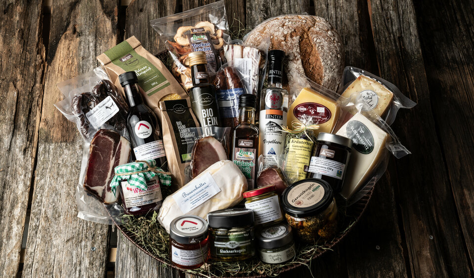 großer Geschenkkorb im Bauernladen Virgen Regionale Produkte