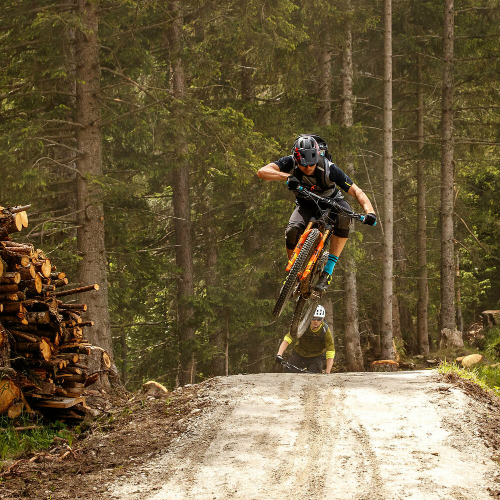 Bikepark Grossglockner Resort Biker hüpft über eine Bodenwelle.