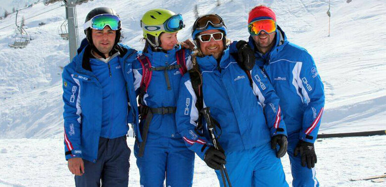 Skilehrer der Skischule White Element in blauen Skianzügen