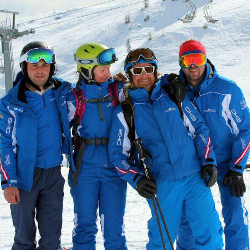 Skischule White Element Skilehrer der Skischule White Element in blauen Skianzügen