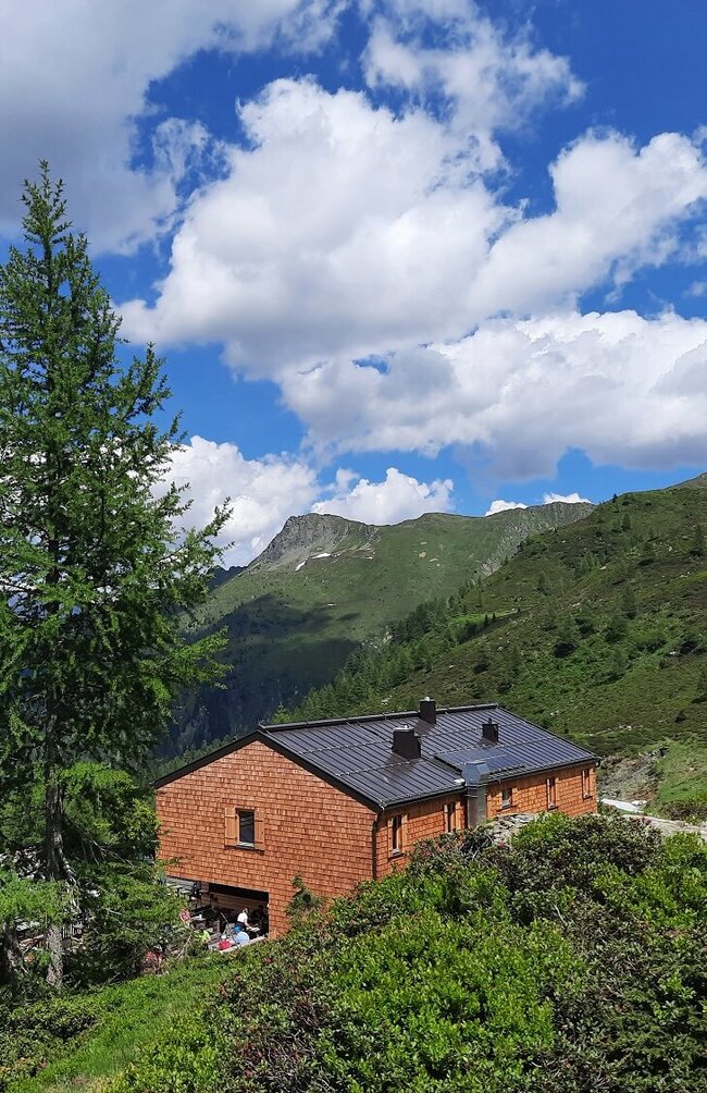 Porzehuette Die Porzehütte - beliebtes Ausflugsziel und wichtiger Stützpunkt am Karnischen Höhenweg