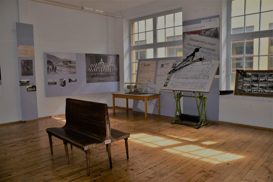 Ausstellungsraum Ausstellungsraum des Eisenbahnmuseums in Lienz. Gezeigt werden historische Bilder des Bahnhofs