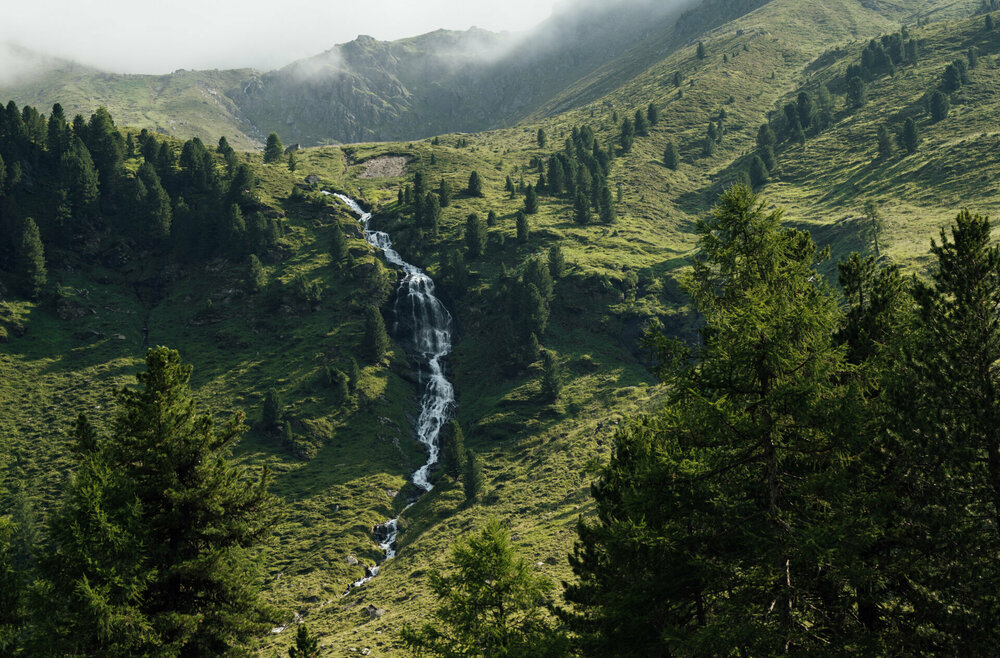 Non è necessario alcun filtro: la natura selvaggia dell'Osttirol colpisce per la sua autenticità pura, selvaggia e potente. Radfahren im Debanttal - Kleiner Wasserfall inmitten der Natur