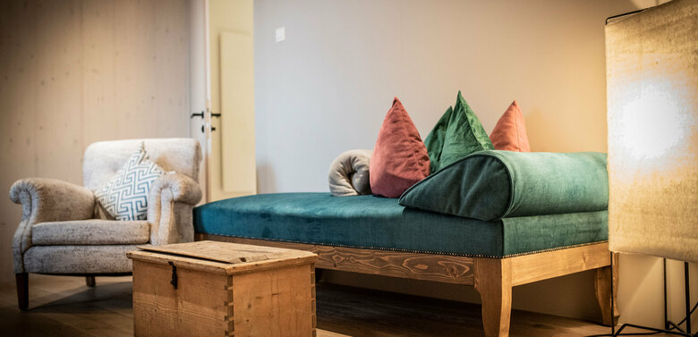 Wohnraum Ferienwohnung SauWohl Wohnraum in der Ferienwohnung SauWohl im Kesslerstadel mit gemütlichen Sofa und Sessel.