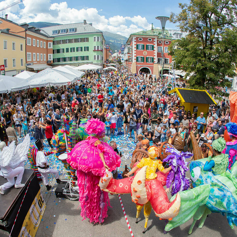 Viele Besucher am Lienzer Hauptplatz beim Straßenfest Olala