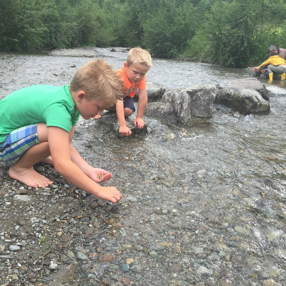 wichtelwasserwelt-heinfels-gold-suchen02-c-c-trauner Auf dem Bild sind Kinder zu sehen, die in der Wichtelwasserwelt in Heinfels nach Gold suchen.
