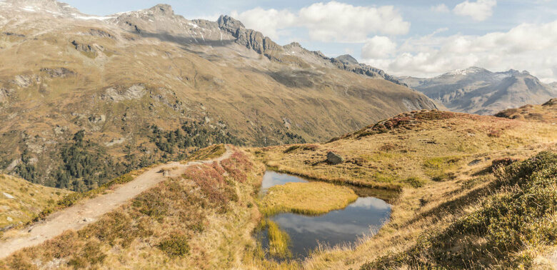 Das "Auge Gottes" am Gletscherlehrweg Innergschlöß im Nationalpark Hohe Tauern. See im Gschlösstal, welcher aussieht wie das Auge Gottes. Daneben führt der Steig eines Wanderweges vorbei.