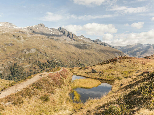 Auge Gottes See im Gschlösstal, welcher aussieht wie das Auge Gottes. Daneben führt der Steig eines Wanderweges vorbei.