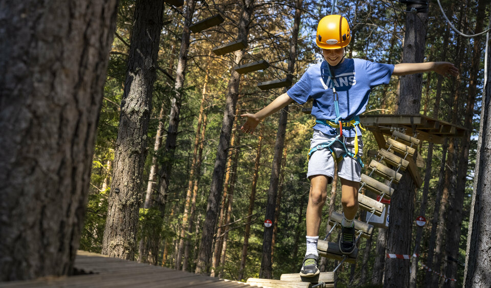 junger Kletterer im Kletterpark Moosalm Kletterpark