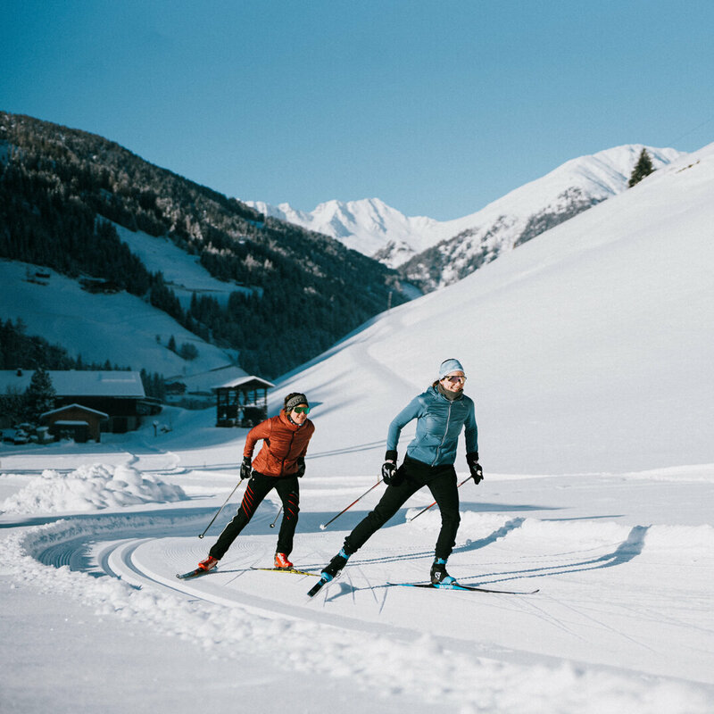 Ob Skating oder Klassisch: Auf Osttirols Loipen ist für jede:n etwas dabei. Zwei Langläufer:innen bei perfekten Loipen- und Wetterbedingungen in Innervillgraten.