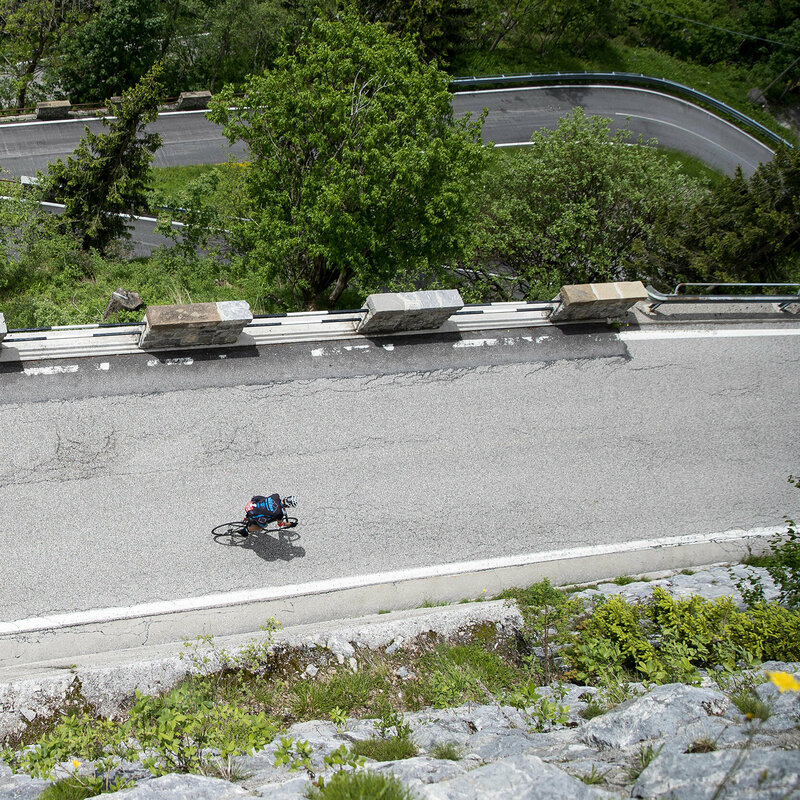 Drei Radfahrer bei der Dolomitenradrundfahrt in einer rasanten Abfahrt.