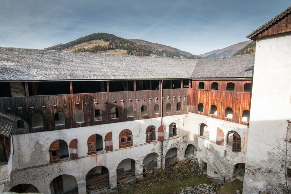 Innenhof der Burg Heinfels