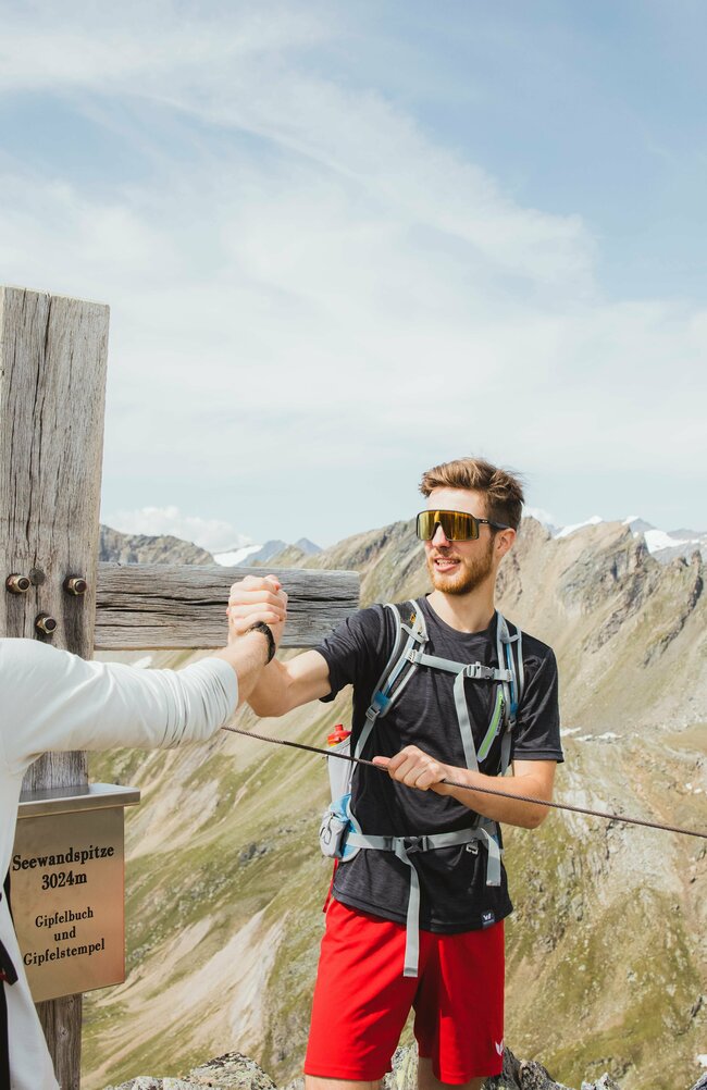 Zwei Wanderer beim Gipfelsieg - Gipfel Seewandspitze Prägraten am Großvenediger