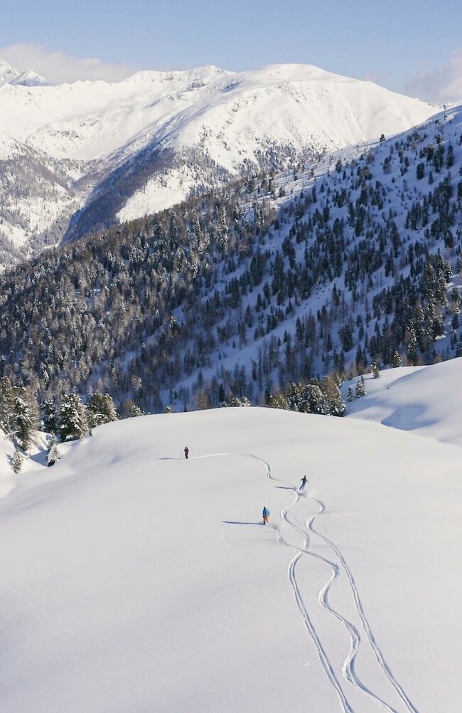 Skitourengeher:innen bei der Abfahrt in Villgraten
