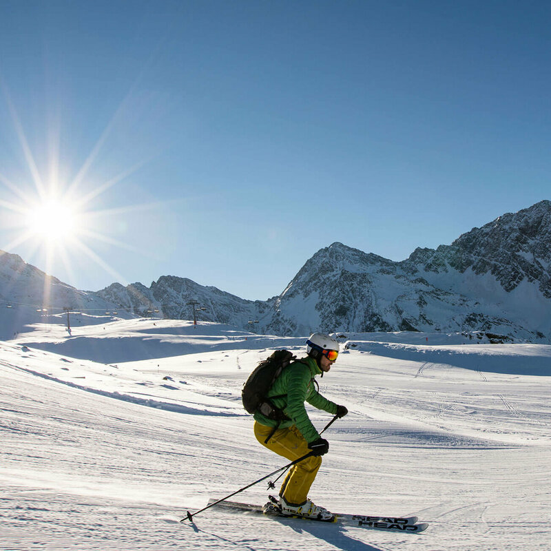 Skizentrum St. Jakob Ein Skifahrer im Skizentrum St. Jakob i. D..
