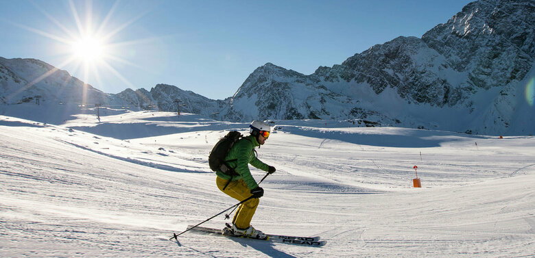 Skizentrum St. Jakob Ein Skifahrer im Skizentrum St. Jakob i. D..