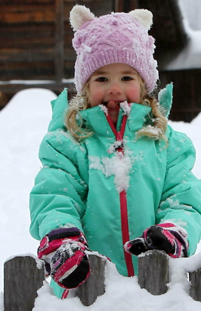 Spielplatz Schnee Kind spielt im tiefen Schnee