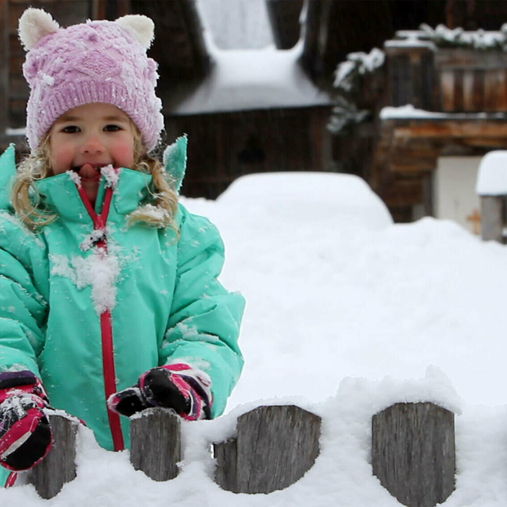 Kind spielt im tiefen Schnee