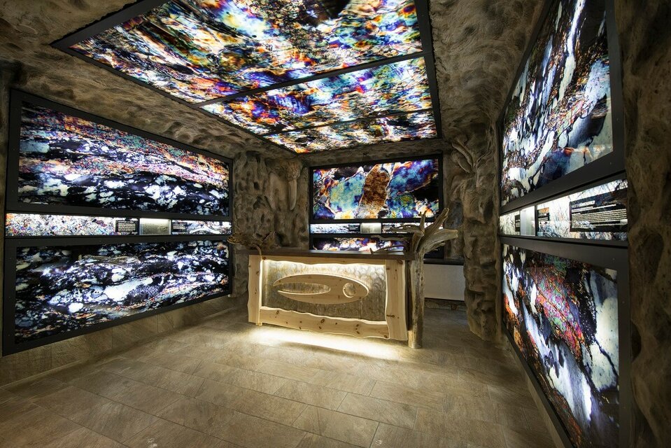 Heil- und Thermalwasser Innenansicht der Sironahöhle im Gebäude des Defregger Heilwassers