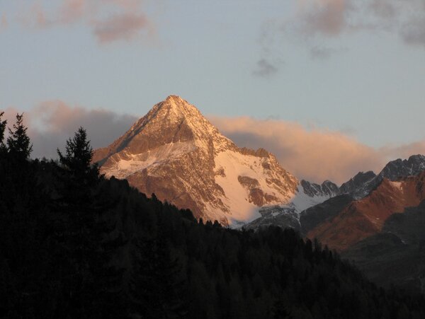 Der Berg Glödis bei Abenddämmerung. 