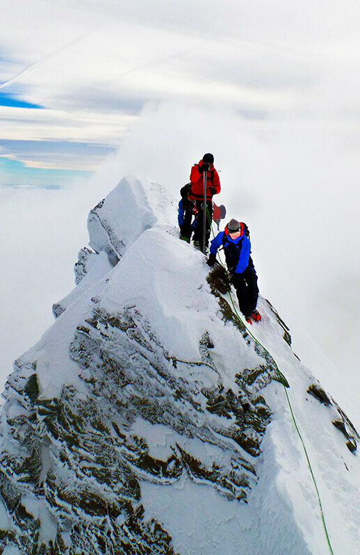 Hochtirol Kleinglockner Zwei Bergsteiger:innen erklimmen den Gipfle des Kleinglockner