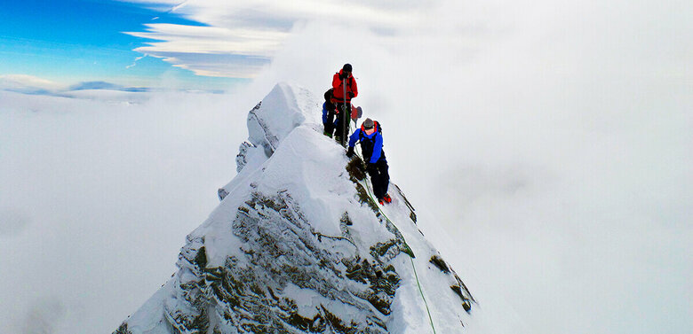 Hochtirol Kleinglockner Zwei Bergsteiger:innen erklimmen den Gipfle des Kleinglockner