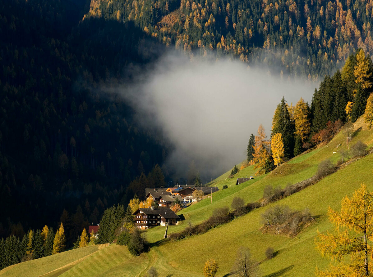 Bergbauernhöfe auf steilen Hängen im Defereggental in herbstlicher Umgebung.