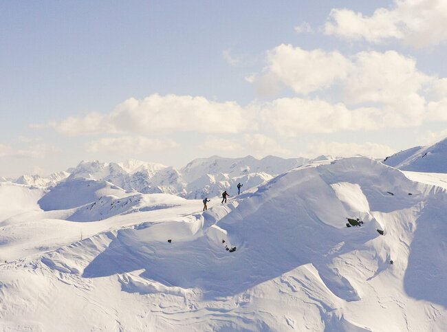 Skitourengeher:innen beim Anstieg in Villgraten