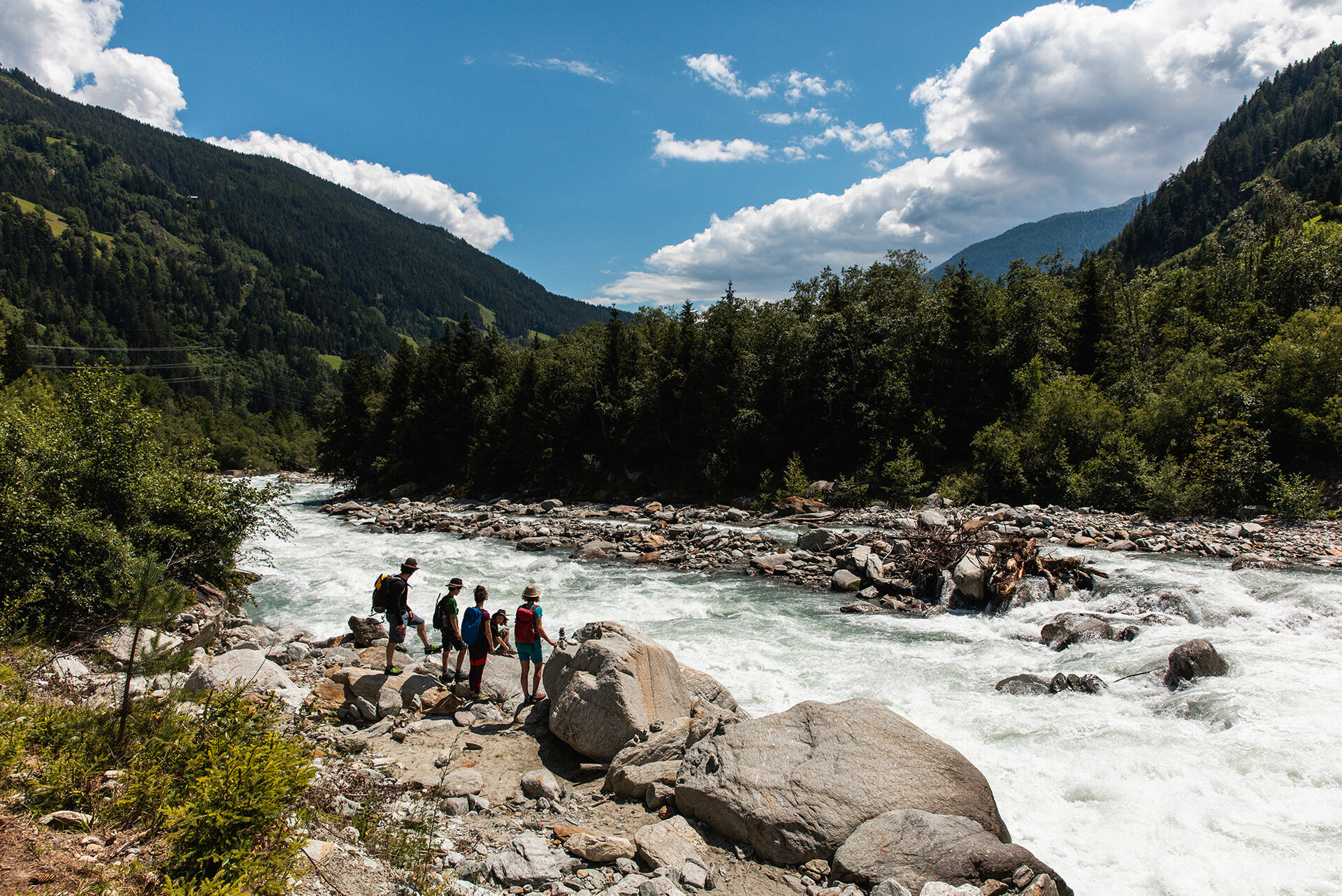 Katarakte im Feld mit Familie Der 2020 eröffnete Iseltrail verläuft entlang des längsten frei fließenden Gletscherflusses der Alpen. Die 74 Kilometer lange Osttiroler Weitwanderung kann in fünf Etappen absolviert werden.