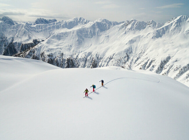 Skitouren Herzassvillgraten Kalkstein Drei Personen auf Skitour in einer unberührten Schneelandschaft in Herzassvillgraten zum Kalkstein.