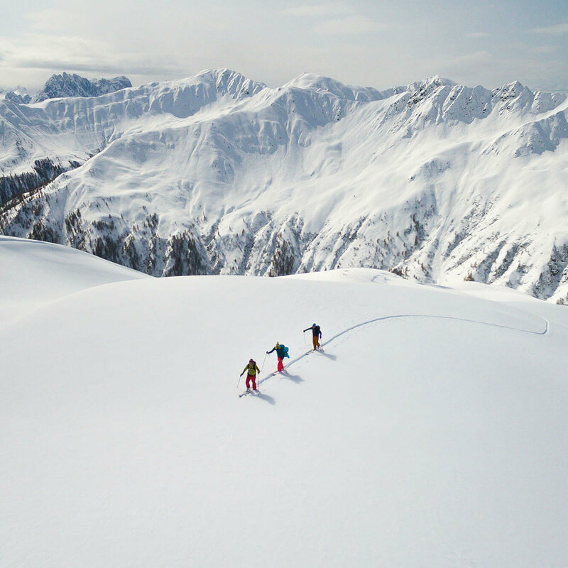 Skitouren Herzassvillgraten Kalkstein Drei Personen auf Skitour in einer unberührten Schneelandschaft in Herzassvillgraten zum Kalkstein.