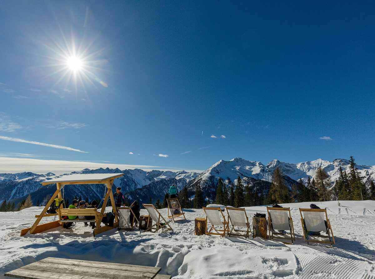 Liegestühle lagen zum Verweilen in der Sonne am Dorfberg ein
