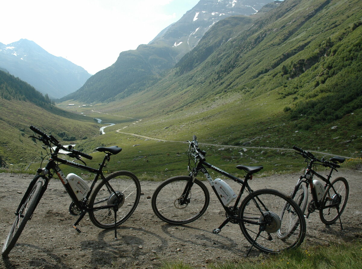 mit dem E-Bike auf dem Weg zu den Jagdhausalmen