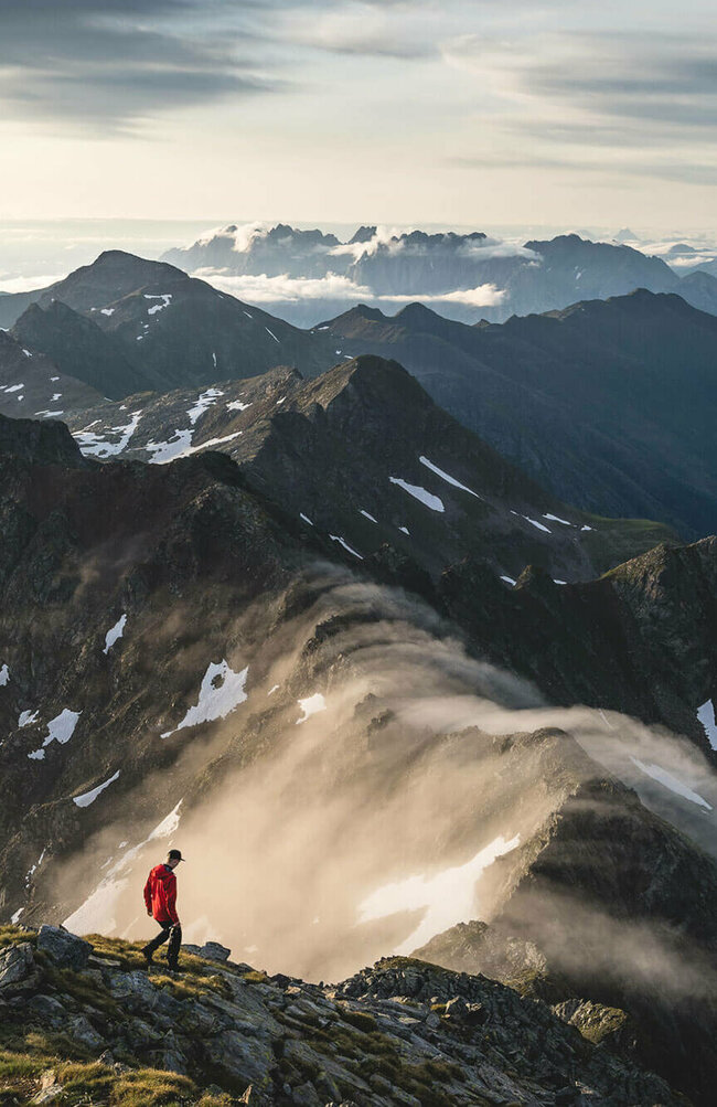 Eine Panoramaaufnahme von einem Sonnenaufgang in den Villgrater Bergen