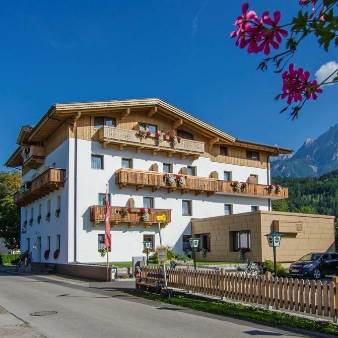 Fotoaufnahme vom Dolomitenhof in Lienz, an einem sonnigen Tag.