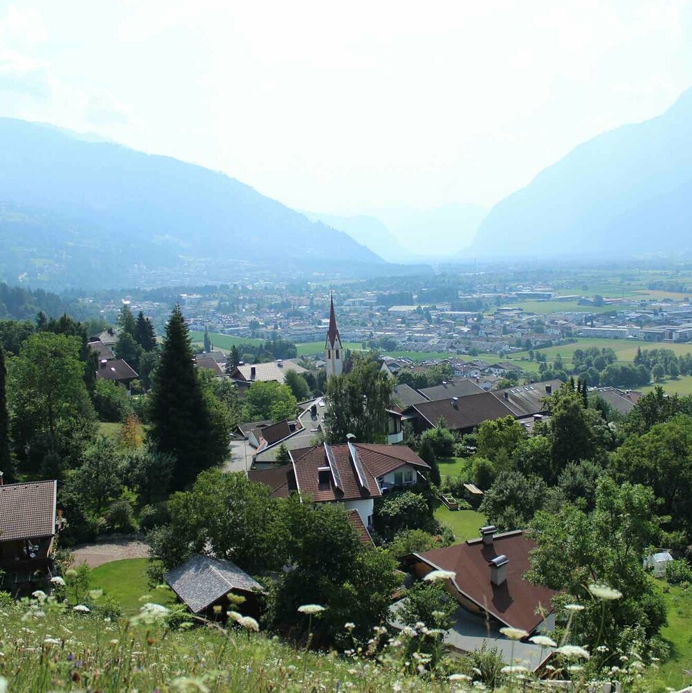 Nussdorf Blick auf die Gemeinde Nussdorf-Debant und den Lienzer Talboden dahinter an einem diesigen Tag.