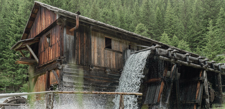 Wegelate Säge Das Wasser stürzt kraftvoll hinunter und treibt die Wegelate Säge an